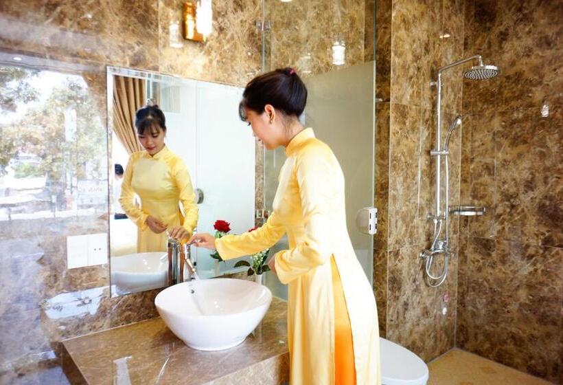 اتاق استاندارد با بالکن, Nữ Hoàng