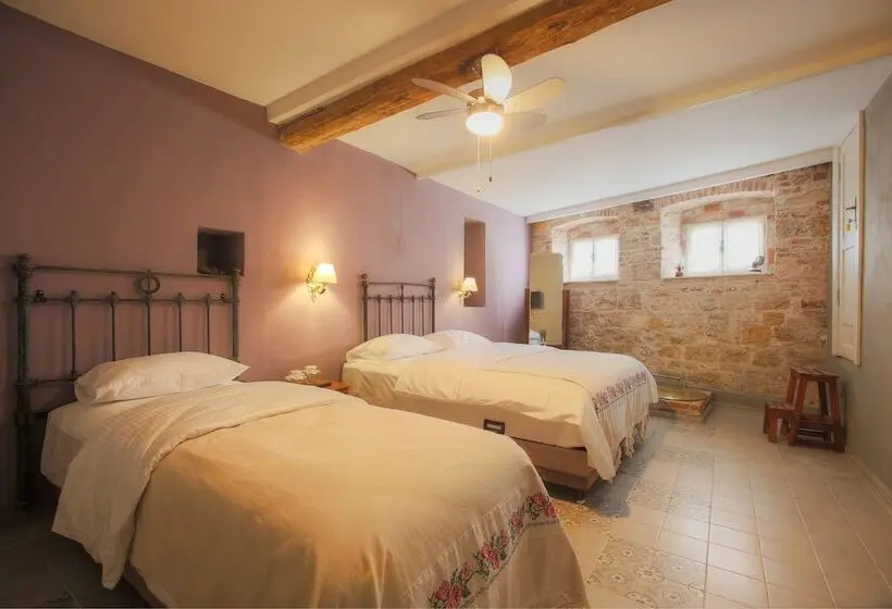 Superior Kolmen Hengen Huone, Podemos Otel