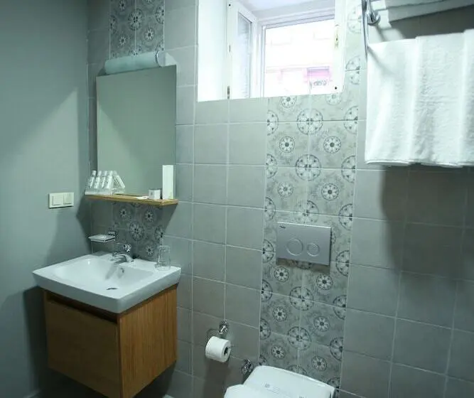 Superior Kolmen Hengen Huone, Podemos Otel
