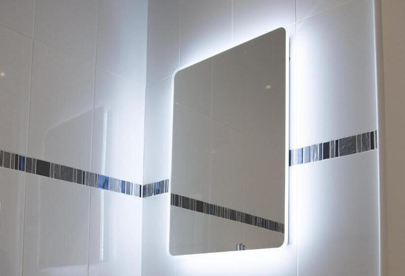 غرفة قياسية ثلاثية, The Ryandale Inn