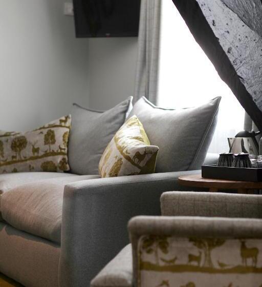 חדר משפחתי, The Rose And Crown