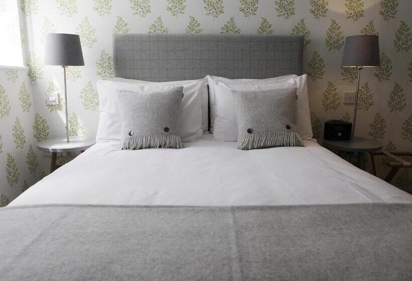 חדר בסיסי, The Rose And Crown