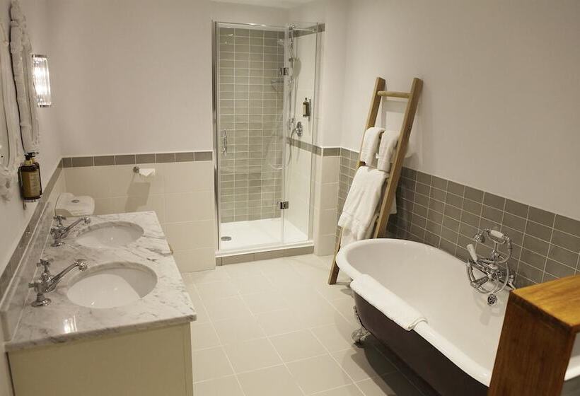 חדר משפחתי, The Rose And Crown