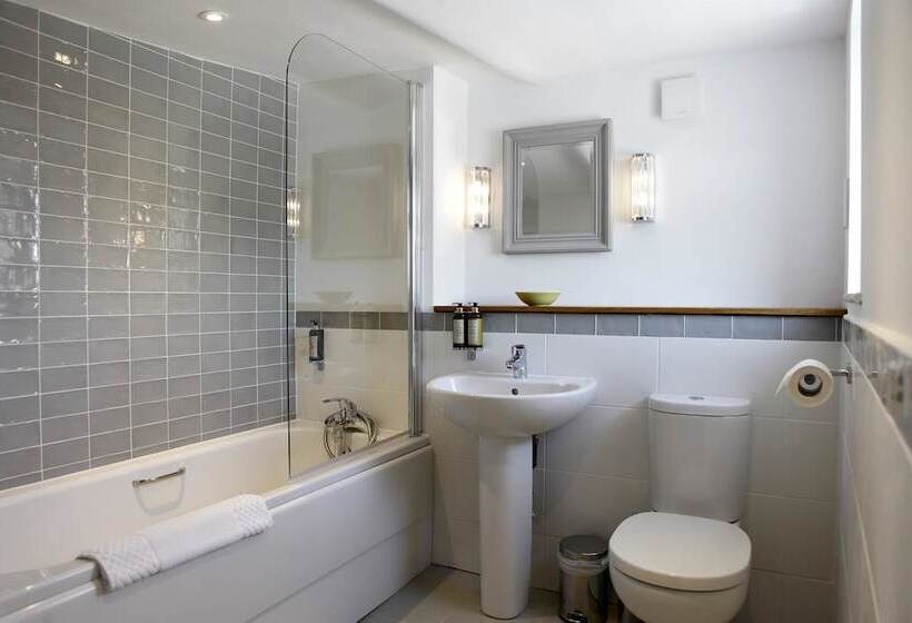 חדר משפחתי, The Rose And Crown