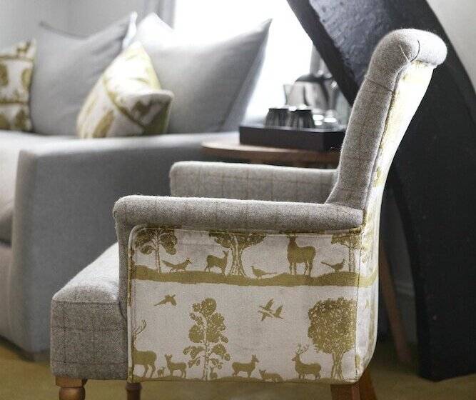 חדר משפחתי, The Rose And Crown