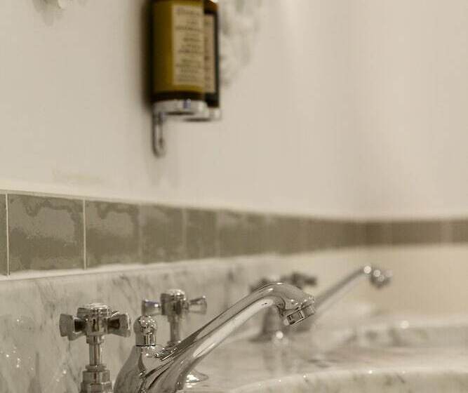 חדר סטנדרט, The Rose And Crown