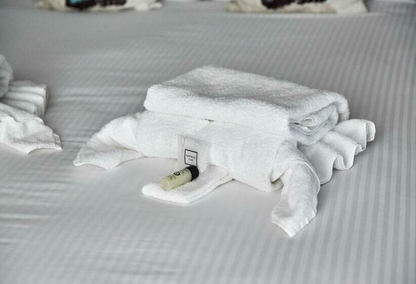 Номер Deluxe, The Falcon