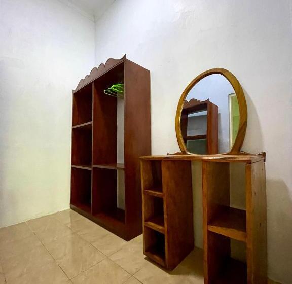 تختخواب در اتاق مشترک, Green S Nungwi