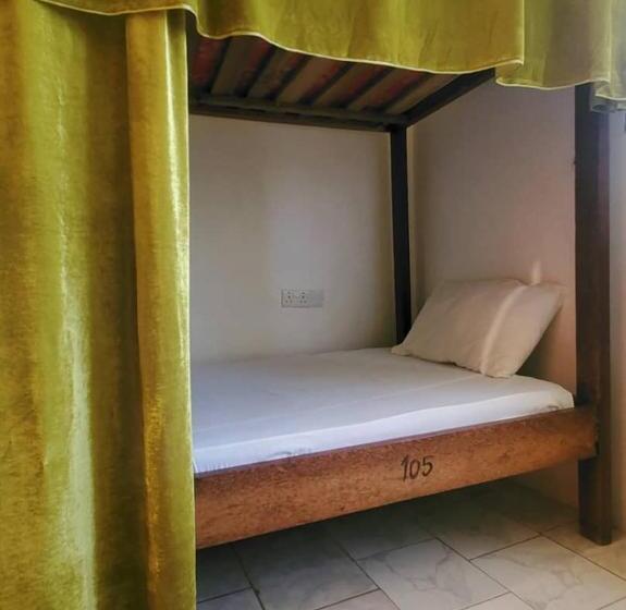 تختخواب در اتاق مشترک, Green S Nungwi