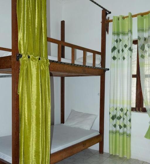 تختخواب در اتاق مشترک, Green S Nungwi