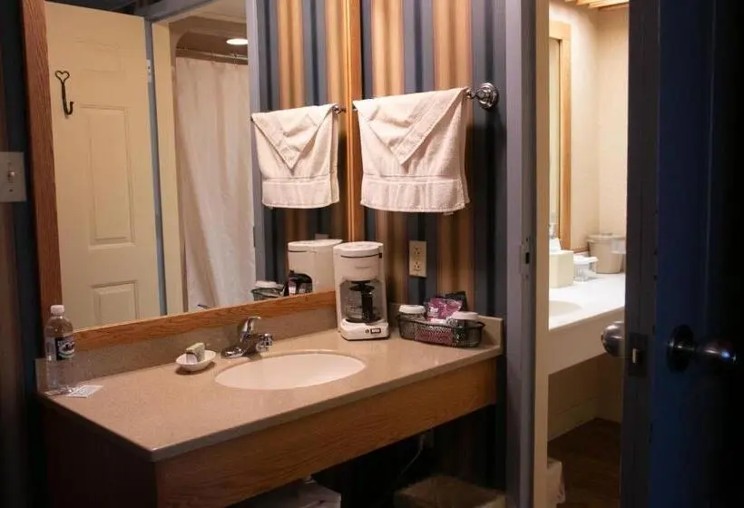 キングサイズベッドのデラックスルーム, Essenhaus Inn & Conf. Center