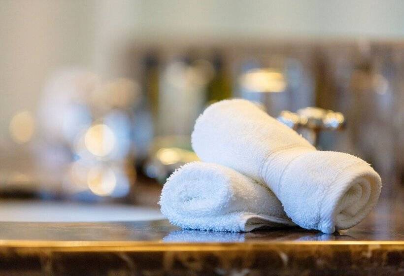 俱乐部单人间, The Jockey Club Rooms