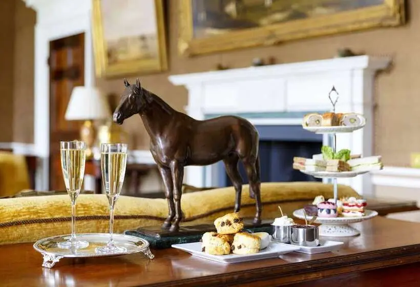Club Yhden Hengen Huone, The Jockey Club Rooms