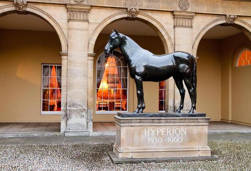 俱乐部单人间, The Jockey Club Rooms