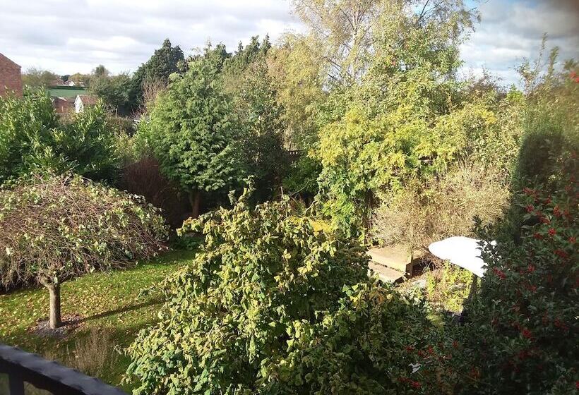 חדר משפחתי נוף לגינה, Field View B&b