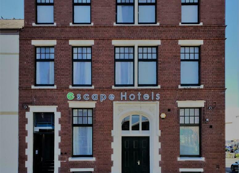 高级大房间, Escape