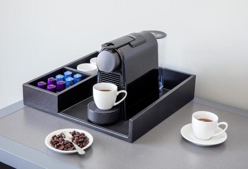 غرفة قياسية سرير كينج لذوى الإحتياجات الخاصة, Indigo Flushing   Laguardia