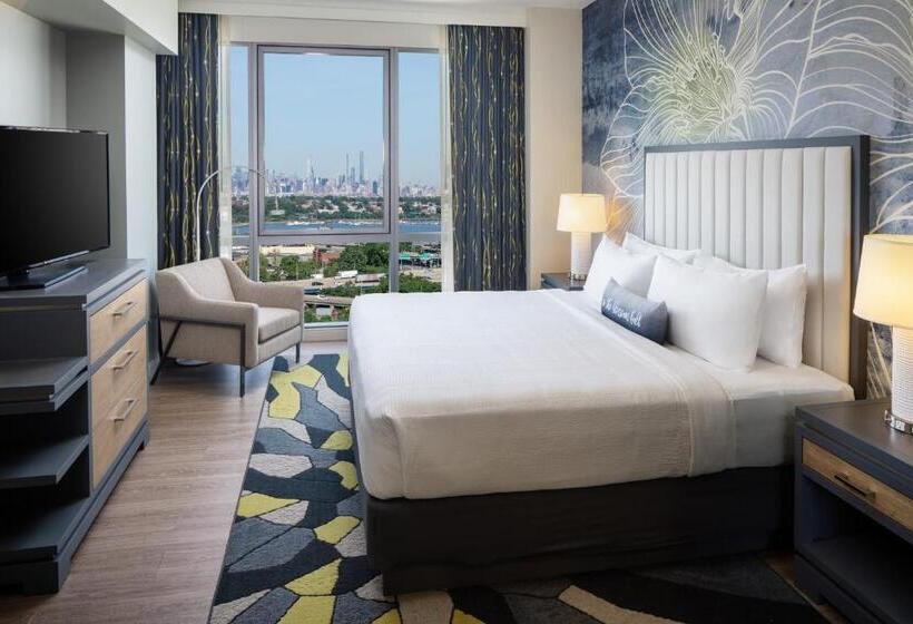 غرفة قياسية سرير كينج لذوى الإحتياجات الخاصة, Indigo Flushing   Laguardia