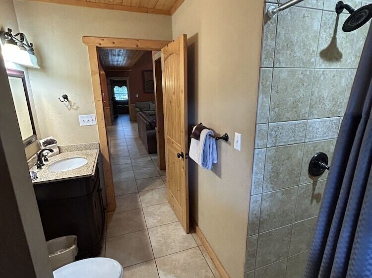 Дом 4 Спальни, Thunderbird Resort & Event Center