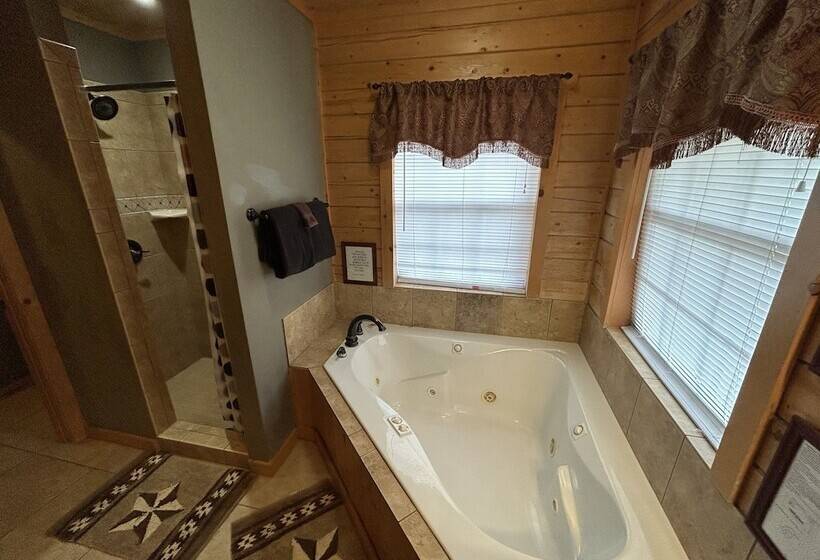 Дом 4 Спальни, Thunderbird Resort & Event Center