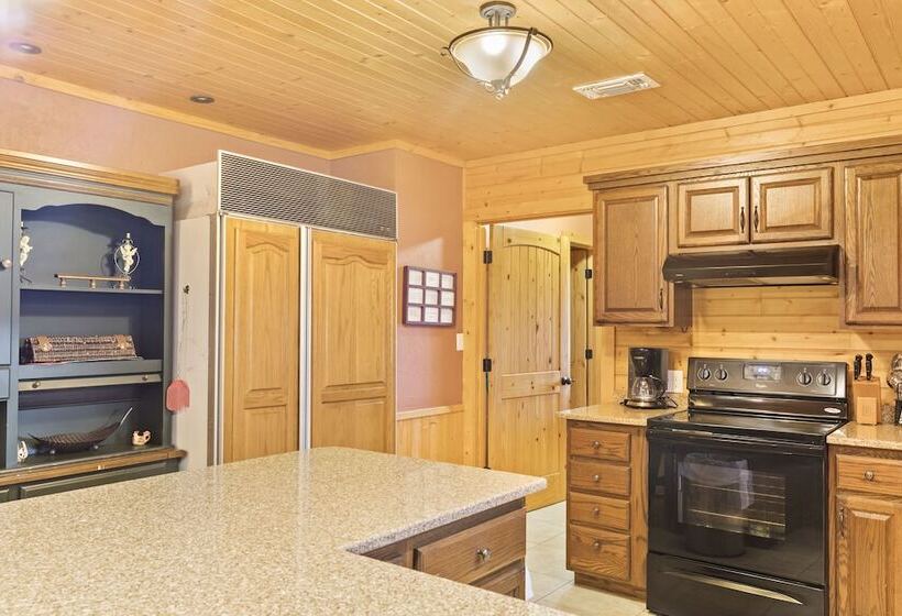 Дом 4 Спальни, Thunderbird Resort & Event Center