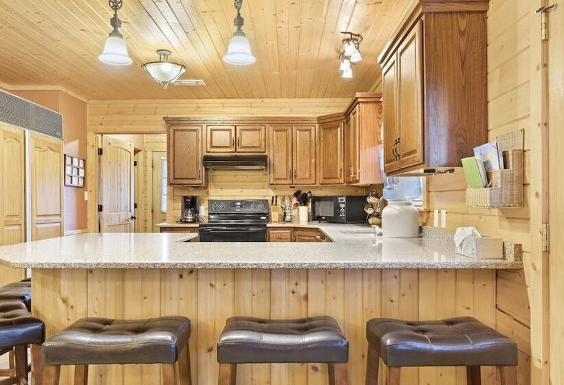 Дом 4 Спальни, Thunderbird Resort & Event Center