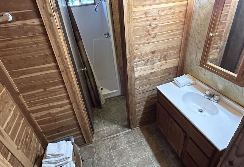 Хижина, Thunderbird Resort & Event Center