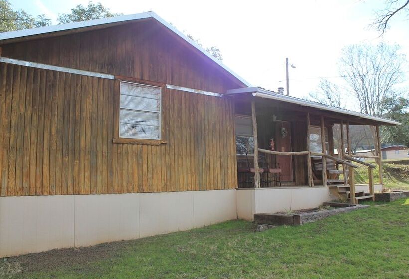 Хижина, Thunderbird Resort & Event Center