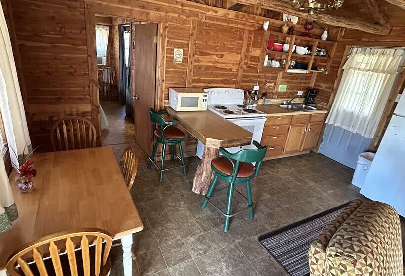 Хижина, Thunderbird Resort & Event Center