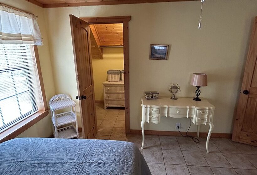 Дом 4 Спальни, Thunderbird Resort & Event Center