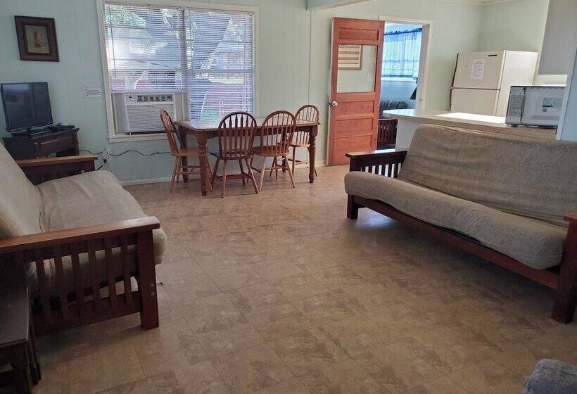 Хижина, Thunderbird Resort & Event Center