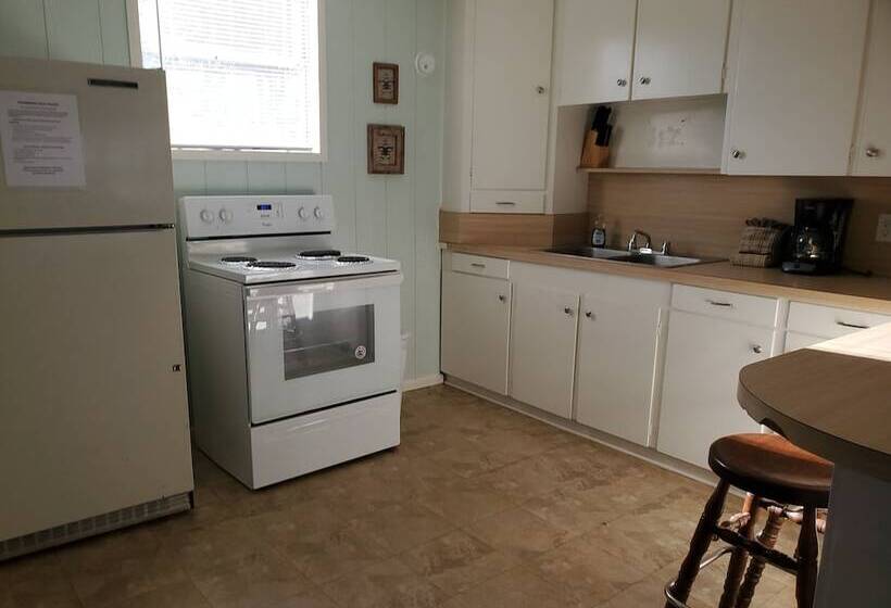 Хижина, Thunderbird Resort & Event Center