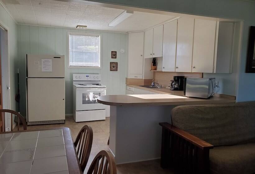 Хижина, Thunderbird Resort & Event Center