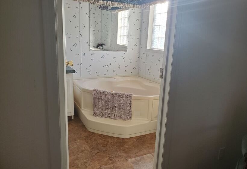 Дом 4 Спальни, Thunderbird Resort & Event Center