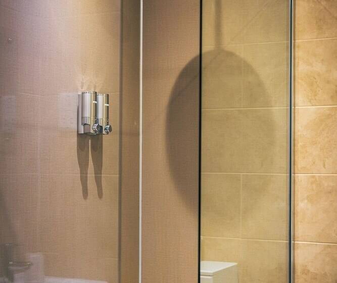 غرفة قياسية, Three Horseshoes Inn