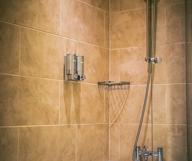 اتاق استاندارد, Three Horseshoes Inn
