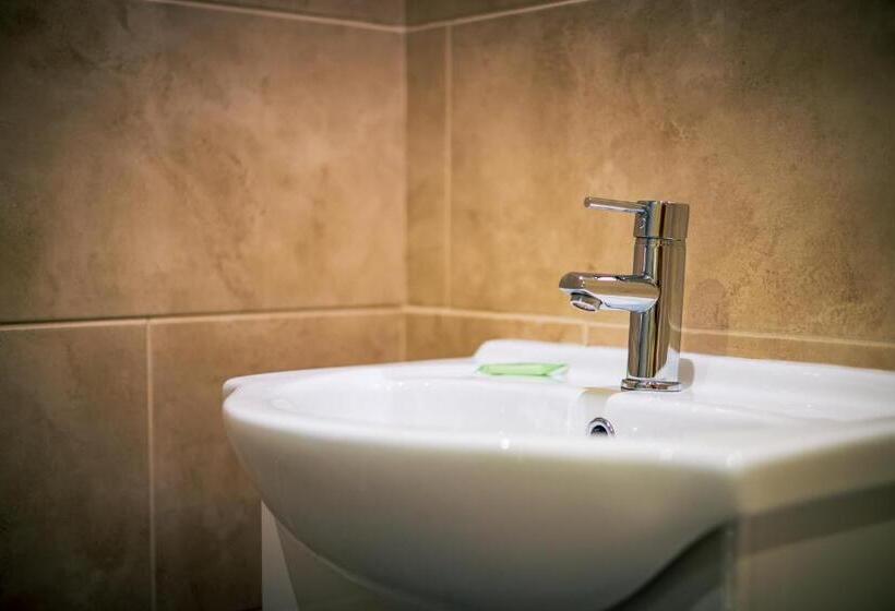 اتاق استاندارد, Three Horseshoes Inn
