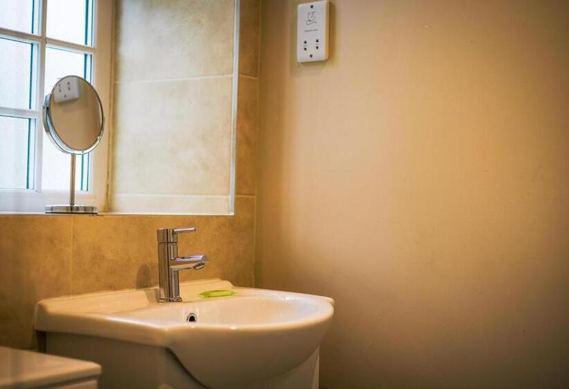اتاق استاندارد, Three Horseshoes Inn