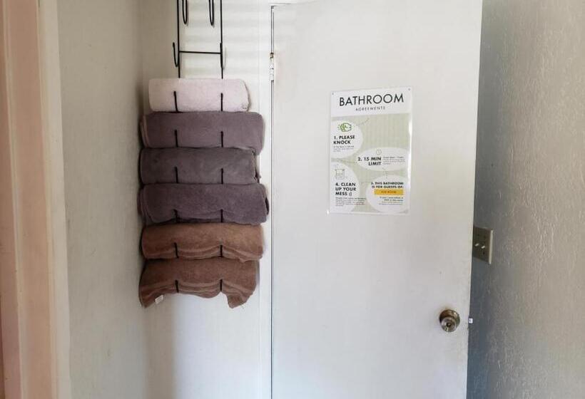 Номер Economy, Whole Family  Wholeville