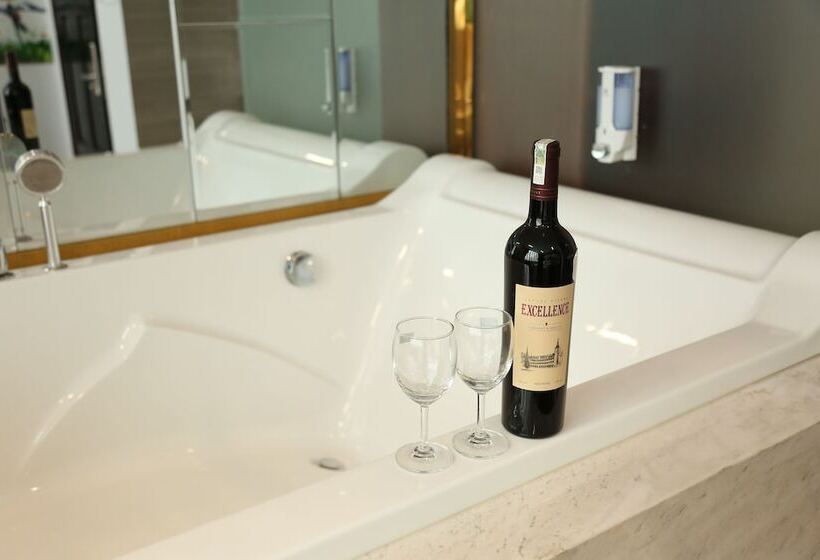 اتاق لوکس, Hong Bao Thach