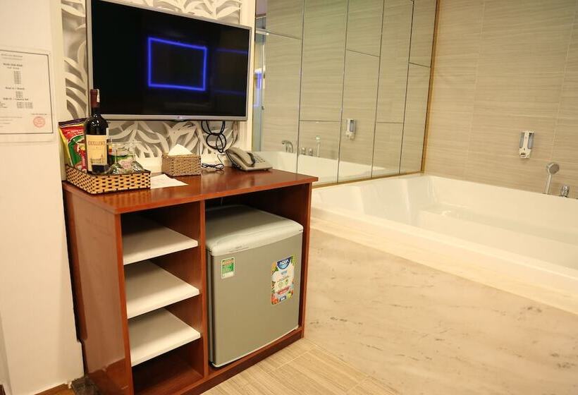 اتاق لوکس, Hong Bao Thach