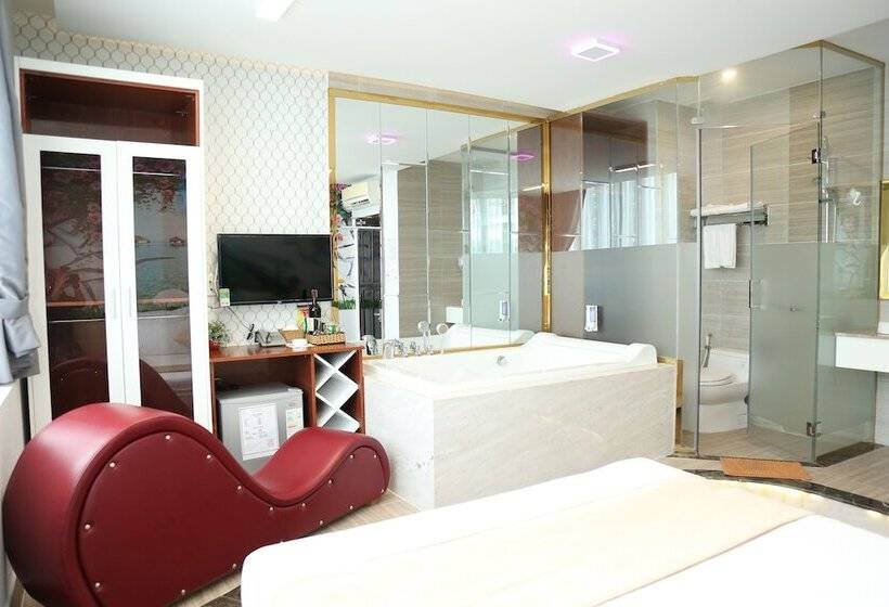 اتاق لوکس, Hong Bao Thach