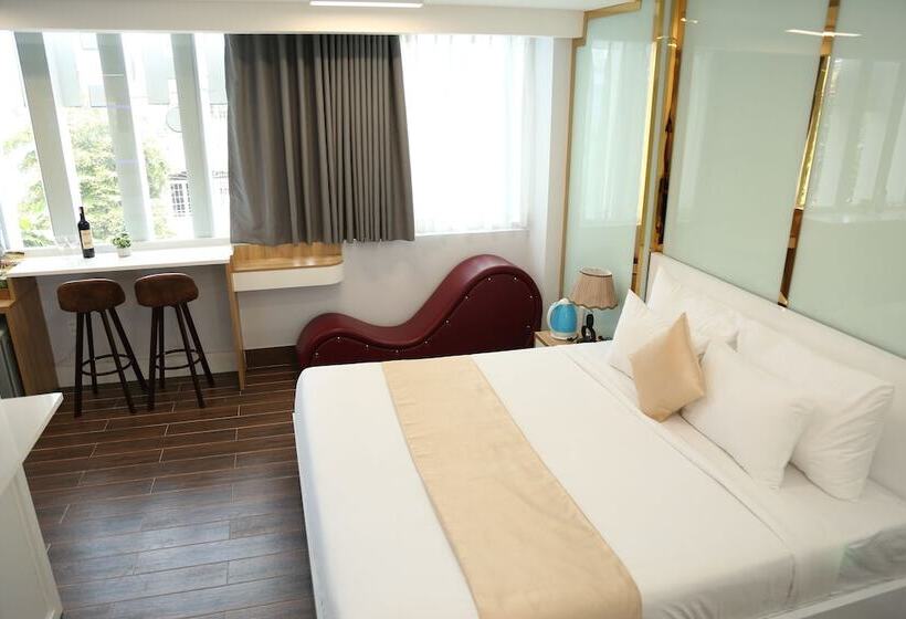 اتاق لوکس, Hong Bao Thach