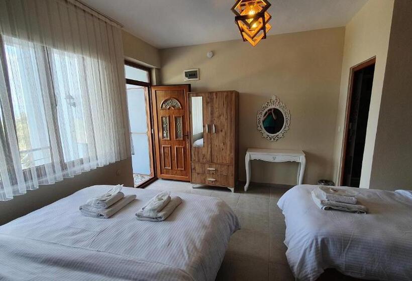غرفة قياسية رباعية مطلة على البحر, Assos Nazan Motel Restoran Beach