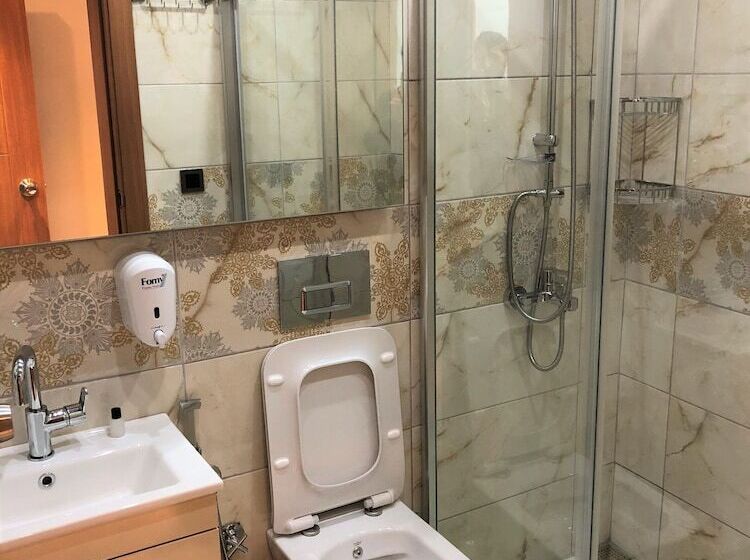 חדר סטנדרט לשלושה, Onal Motel