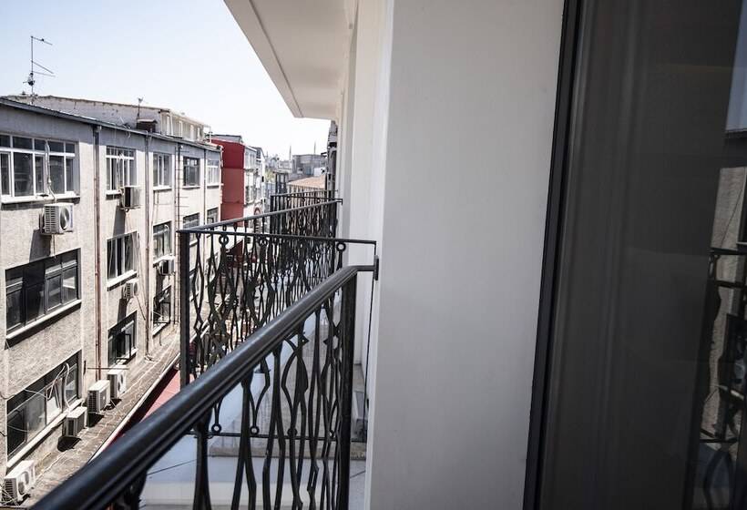 اتاق استاندارد سه نفره, Eliza