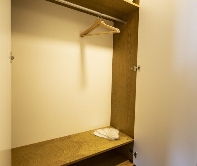 اتاق استاندارد چهار تخته, Eliza