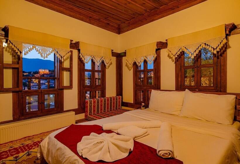 غرفة قياسية ثلاثية, Hanedan Konak