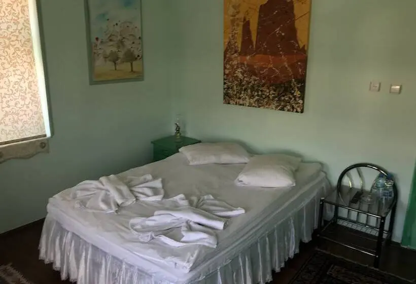スタンダードルーム, Kemal Stone House