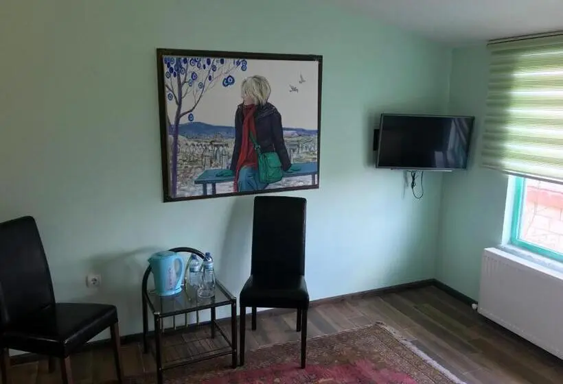 デラックススイート, Kemal Stone House